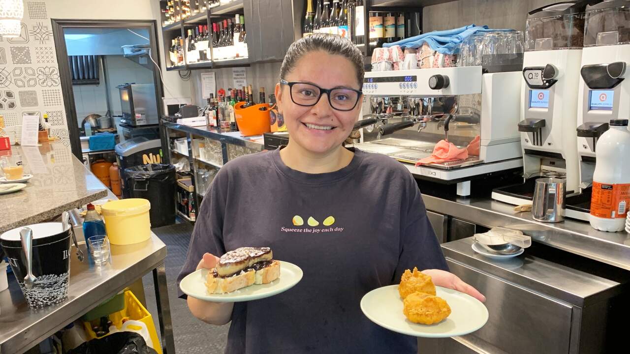 Magaly Ponce sostiene el pincho de foie con manzana y las bolas de pimiento en el bar Goxoenea. Navarra.com