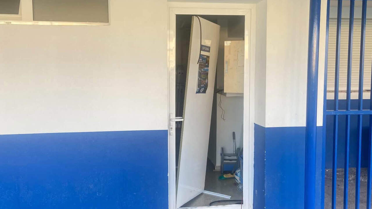 Vandalismo y robo en un campo de fútbol de Navarra: fuerzan la puerta y se llevan 25 años de recuerdos