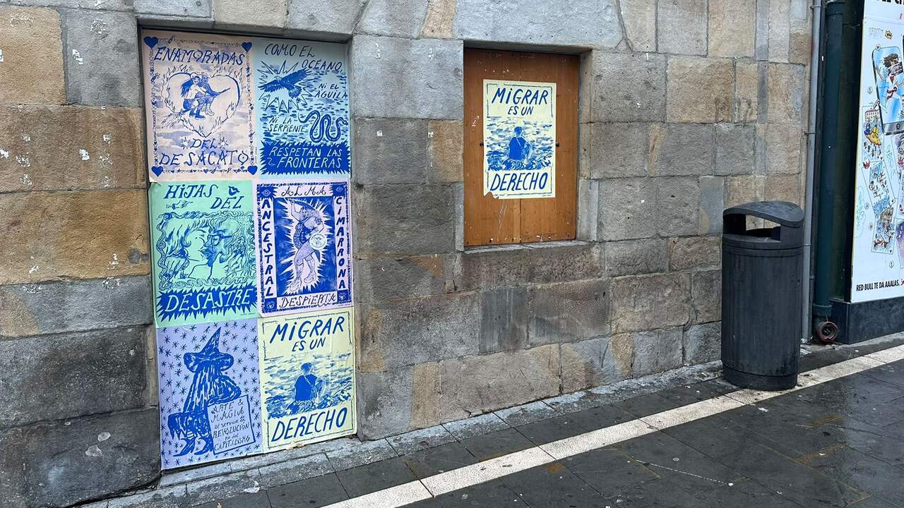 Carteles en la plaza del Ayuntamiento de Pamplona. NAVARRA.COM