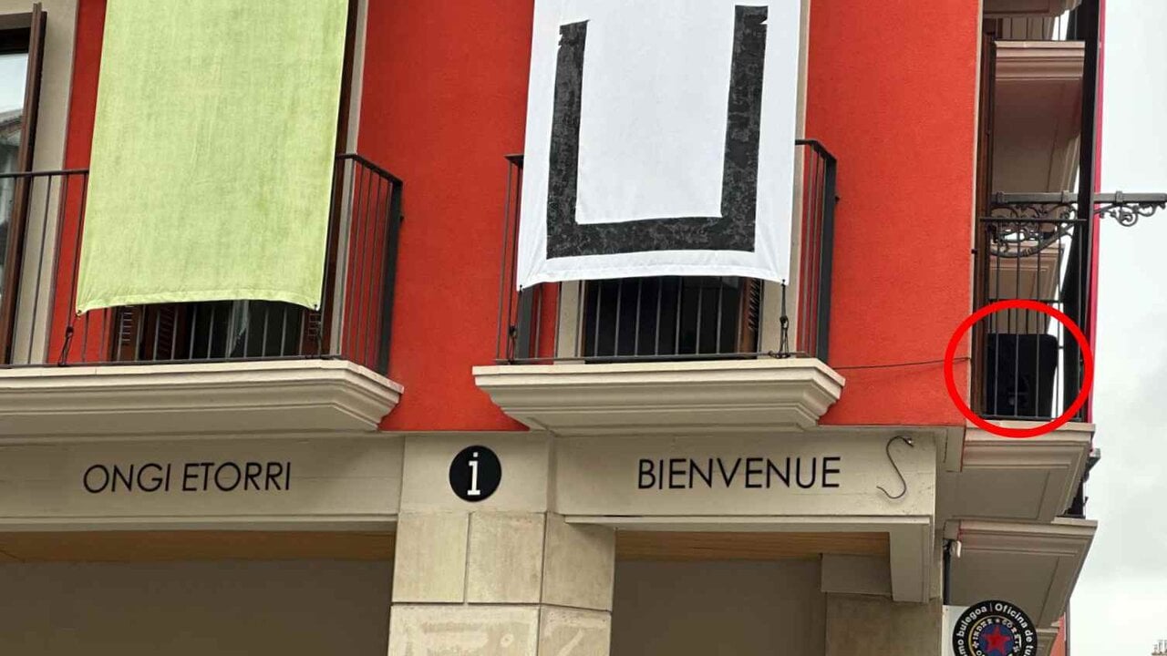 Altavoz en uno de los balcones de la Casa Seminario. NAVARRA.COM