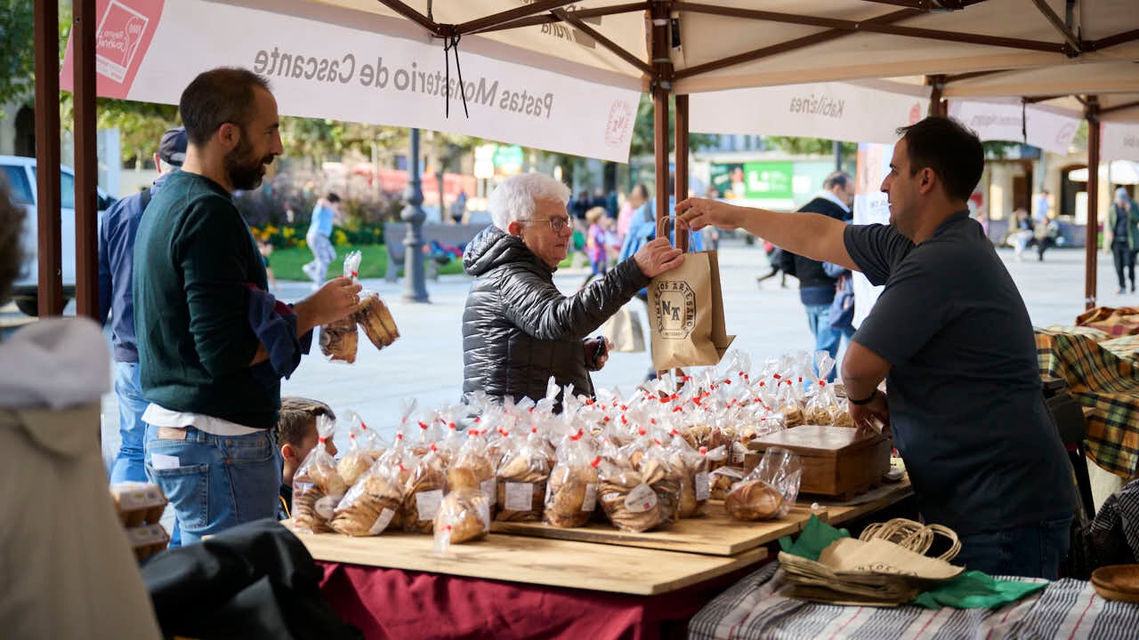 Apertura de la XI Semana del Producto Local en la Plaza del Castillo de Pamplona. PABLO LASAOSA