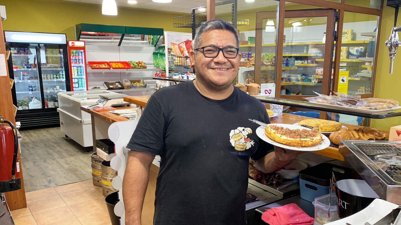 Salinas de Oro salva su único bar-supermercado gracias a Christian, un cocinero experto en cocina navarra