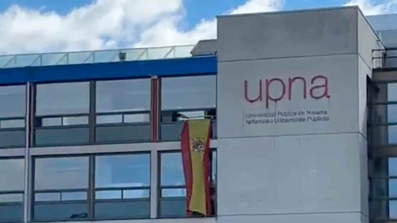 Bandera de Espa&ntilde;a en la Universidad P&uacute;blica de Navarra. NAVARRA.COM