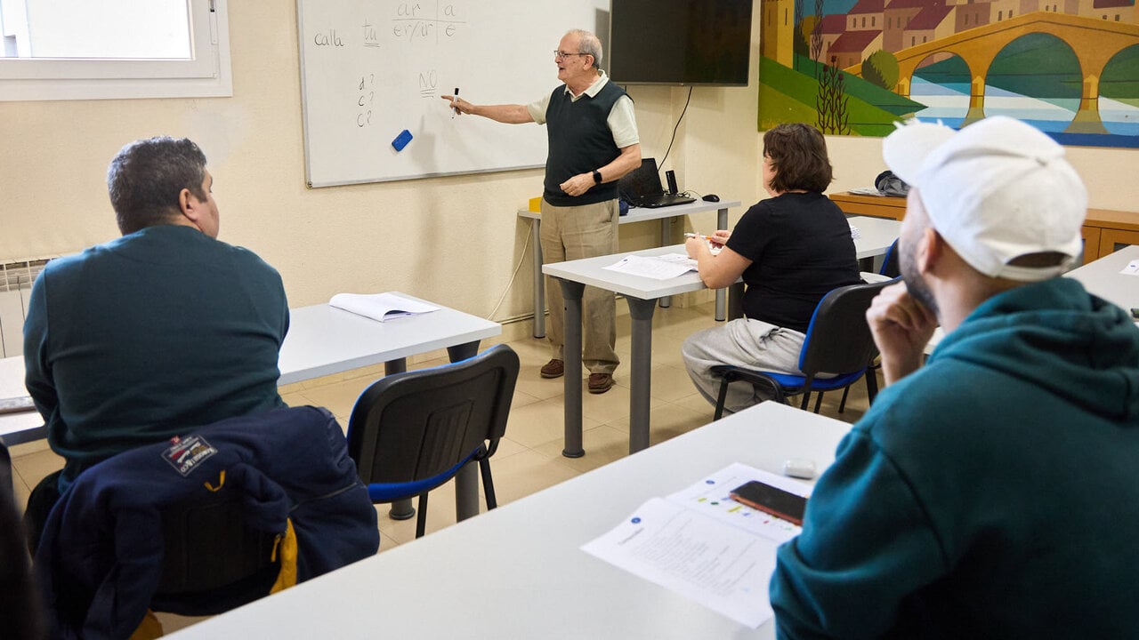 Clases de Formación para la Inserción Laboral y Programa de Apoyo Escolar en la Asociación Irati. IÑIGO ALZUGARAY