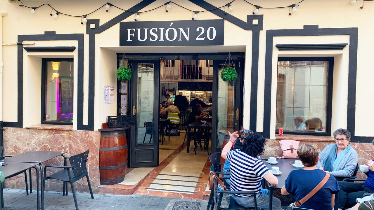 El bar Fusión 20 está en la calle Santiago número 2 de Sangüesa. Navarra.com