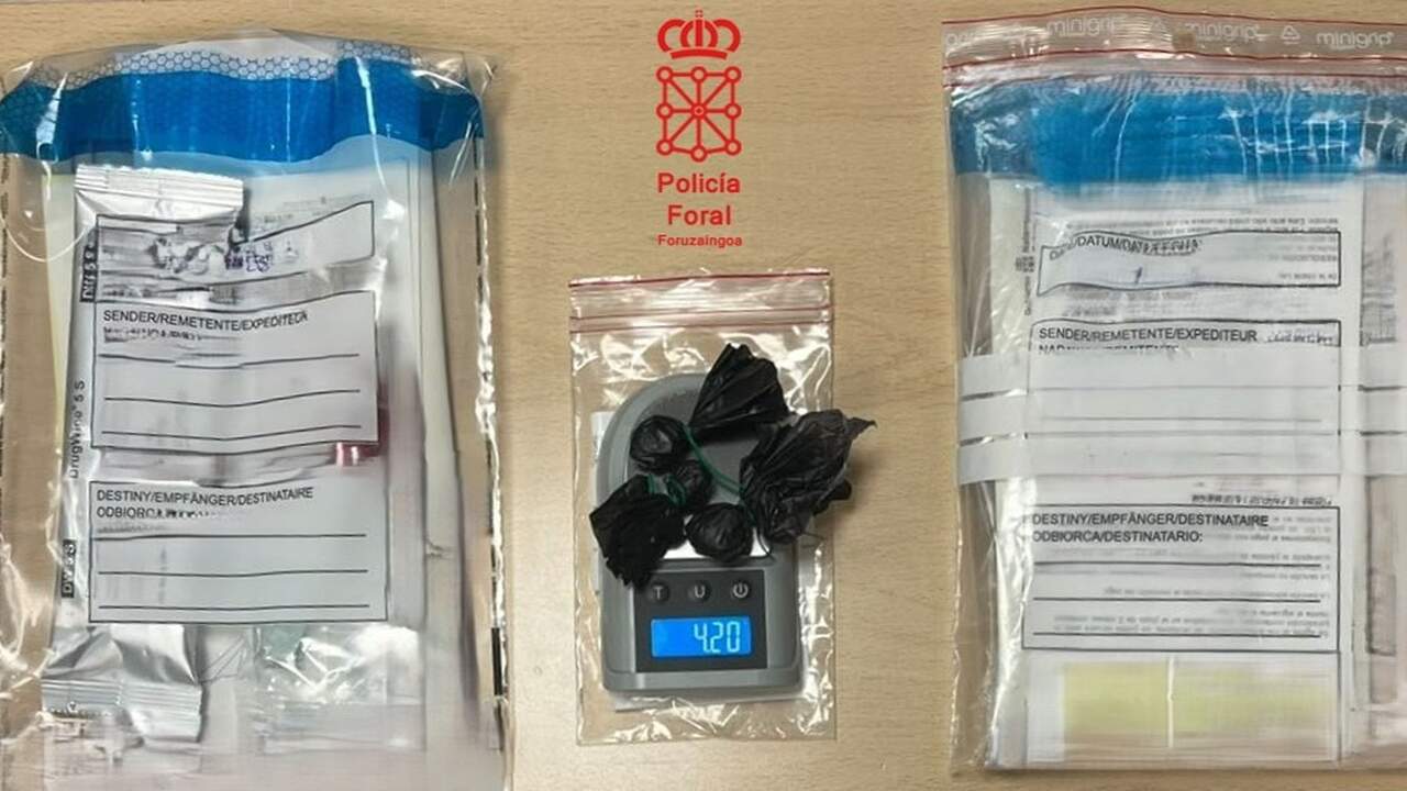 Se traga una enorme bolsa de droga para escapar de la Policía Foral en Carcastillo y acaba ingresado de urgencia
