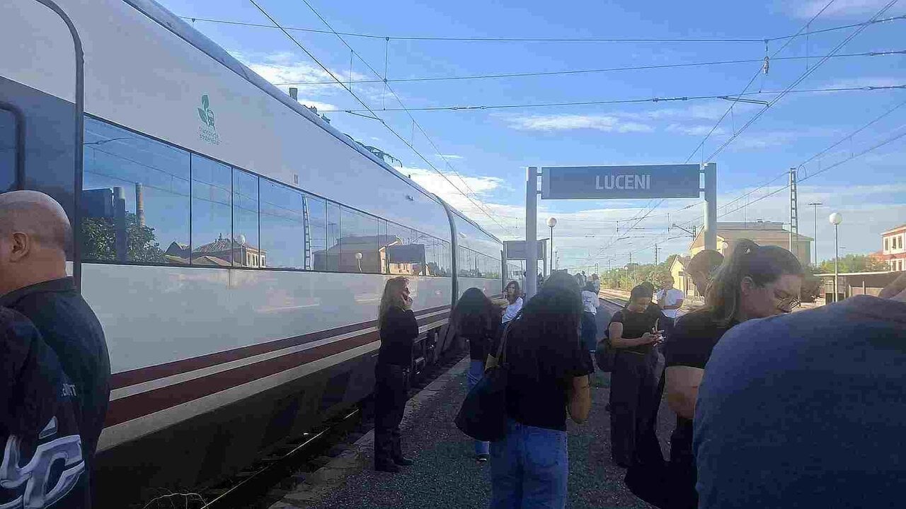Casi 300 viajeros del Alvia Pamplona-Madrid quedan atrapados en la estación de Luceni 