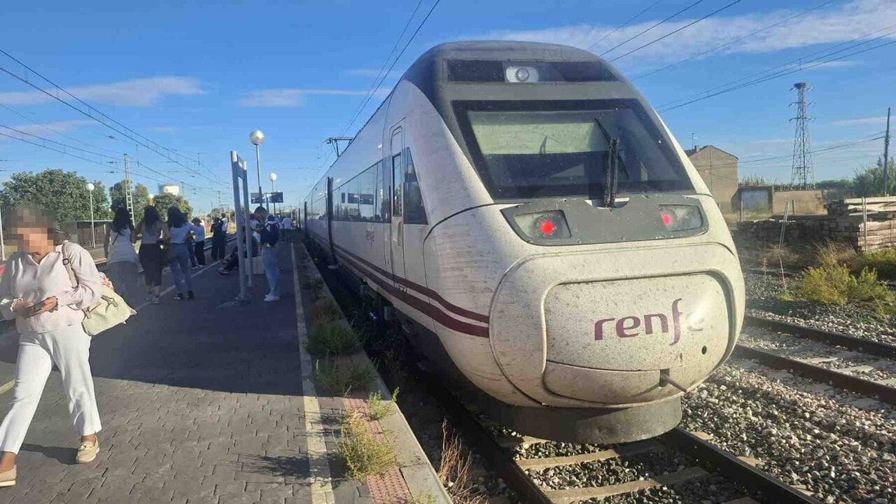Casi 11 horas para llegar a Madrid, un botellín de agua y un bocata de jamón: la pesadilla de docenas de navarros en el Alvia