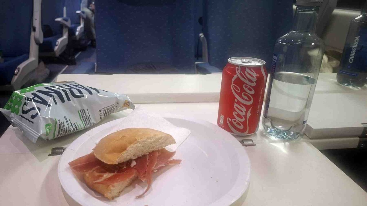 El pequeño bocadillo y la lata de refresco que Renfe dio a los viajeros. NAVARRA.COM