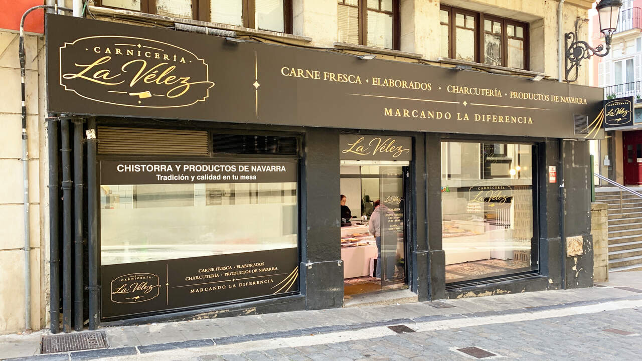 Fachada de la carnicería Vélez en la cuesta de santo Domingo en Pamplona. Navarra.com
