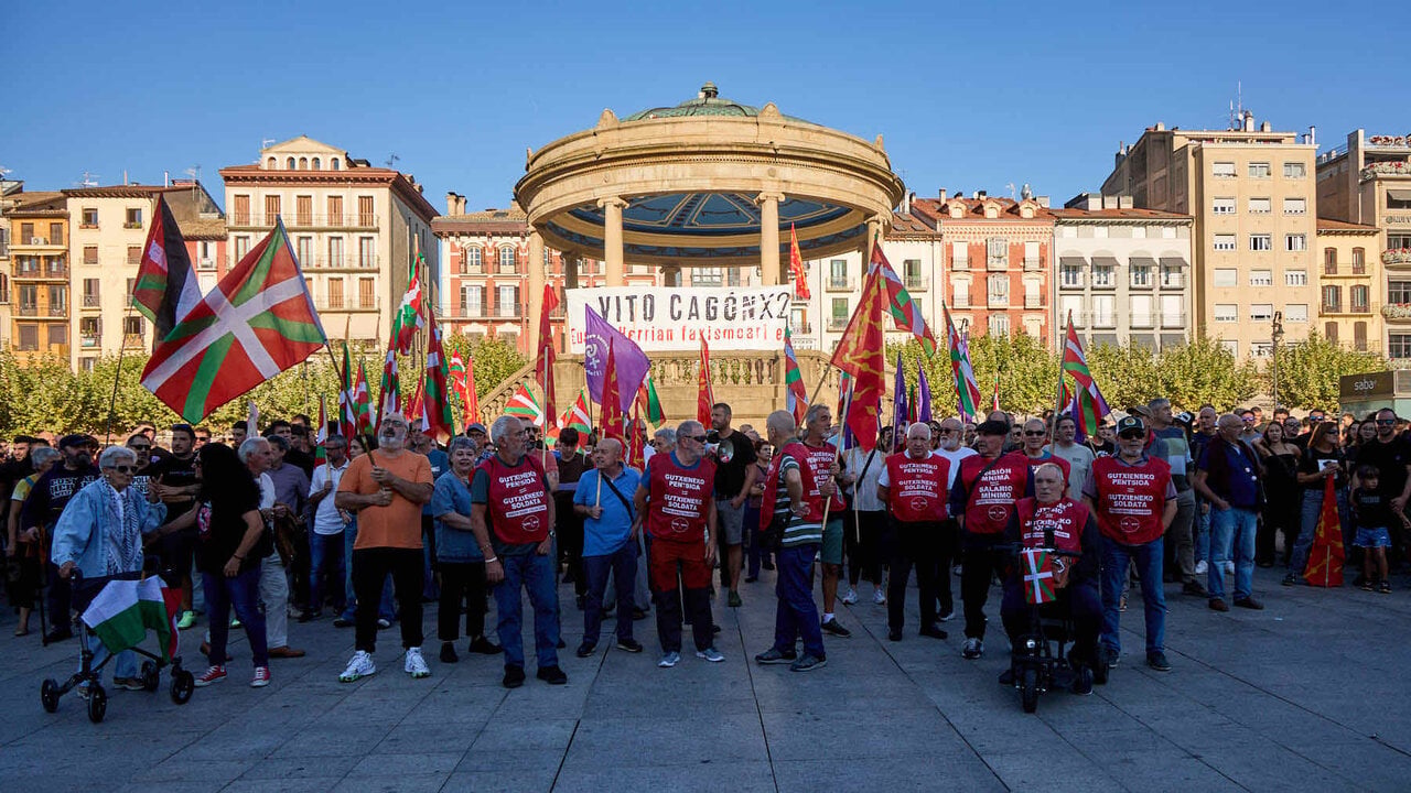 Concentraci&oacute;n de colectivos, sindicatos, movimientos juveniles y de pensionistas contra la visita del agitador de ultraderecha Vito Quiles a Pamplona. NAVARRA.COM