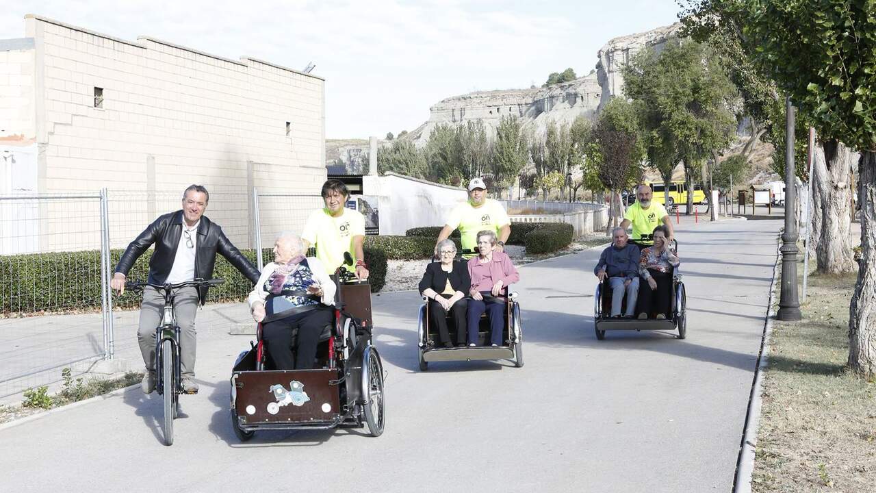 Arguedas regala una jornada inolvidable a sus mayores: vuelven a las calles de su pueblo gracias a unas bicicletas adaptadas