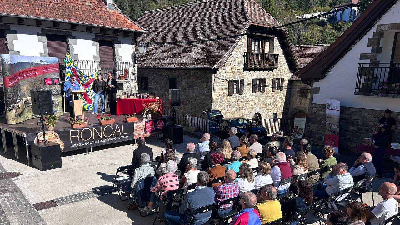 El Queso Roncal reconoce en Uztárroz a dos nuevos embajadores y premia una iniciativa para salvar el futuro del pastoreo