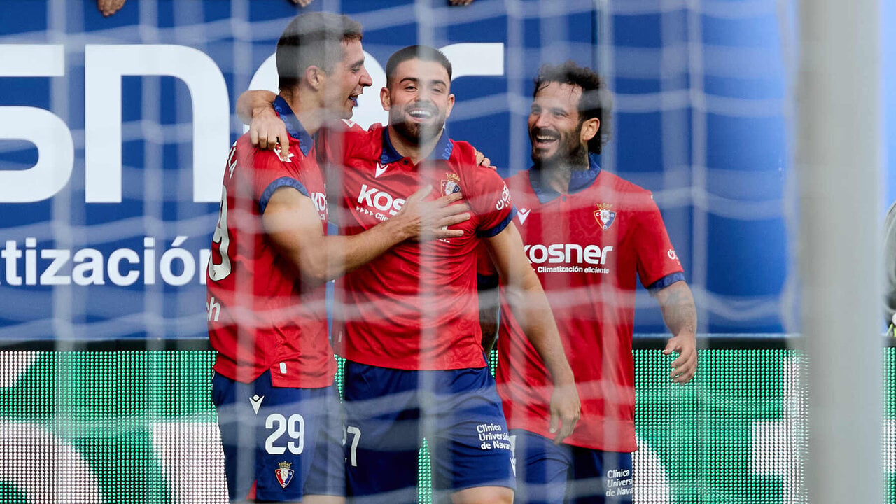 Asier Osambela (29. OSA), I&ntilde;igo Arguibide (27. OSA) y Rub&eacute;n Garc&iacute;a (14. OSA) celebran el gol de Asier Osambela (29. OSA) para CA Osasuna (2-0) durante el partido de f&uacute;tbol de LaLiga EA Sports entre CA Osasuna y Racing de Santander disputado en el estadio El Sadar de Pamplona I&Ntilde;IGO ALZUGARAY