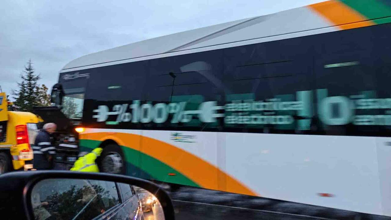 Una villavesa averiada provoca un gran atasco en la PA-30 en plena hora punta de acceso y salida de Pamplona