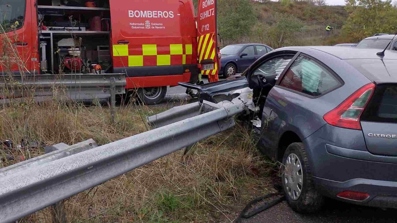 Una joven de 23 años resulta herida tras empotrarse su coche contra la bionda y volcar en la PA-31 a la altura de Galar