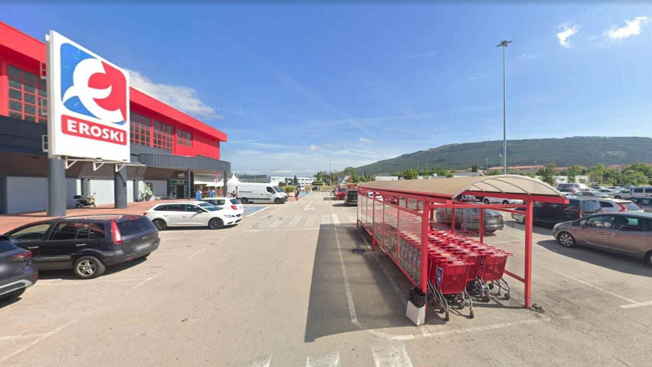 Roban de madrugada en una joyería del Hiper Eroski de Pamplona y huyen sin que el vigilante pueda verlos