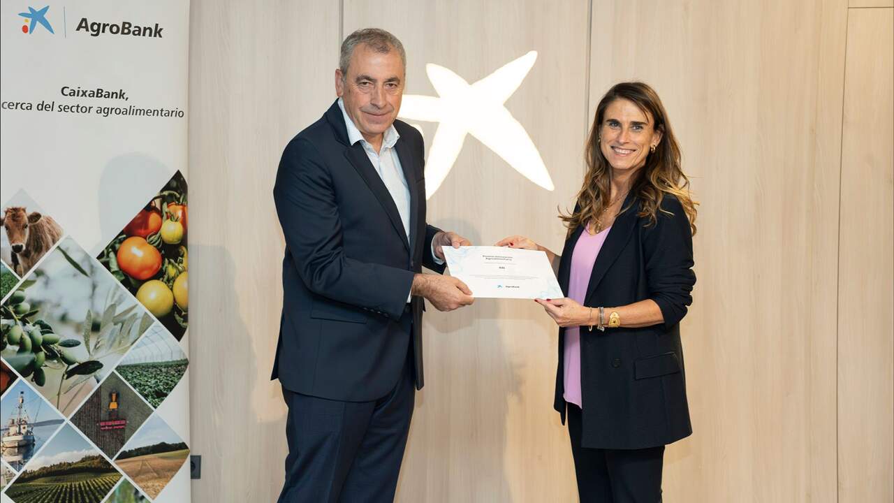 La cooperativa navarra que agrupa a 35.000 profesionales del campo recibe un premio de CaixaBank por su innovación