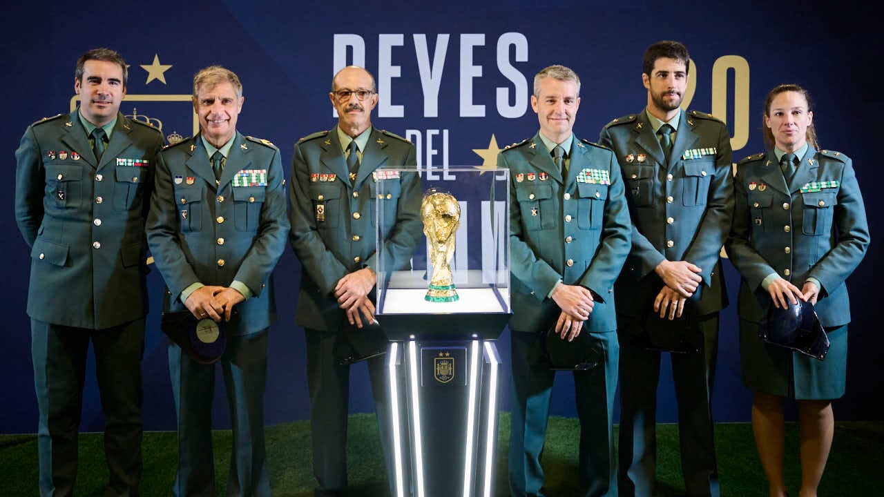 La Copa del Mundo reúne a políticos, policías y directivos de Osasuna en Pamplona: todos quieren su foto con el trofeo