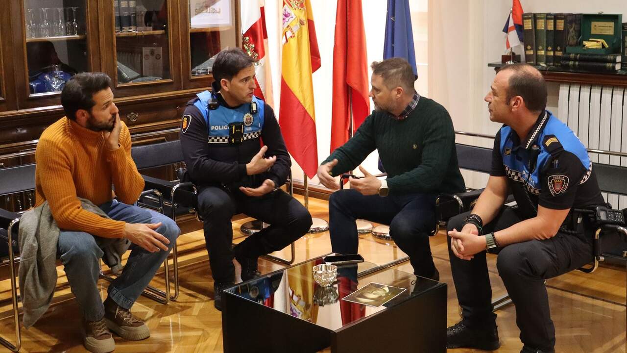 Toquero recibe a los dos policías de Tudela que ayudaron a salvar la vida de un bebé tras una parada cardíaca
