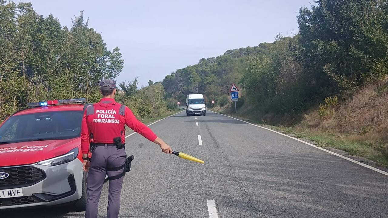 Cae con su bicicleta eléctrica en una carretera de Navarra y termina detenido tras amenazar a los sanitarios y a los policías