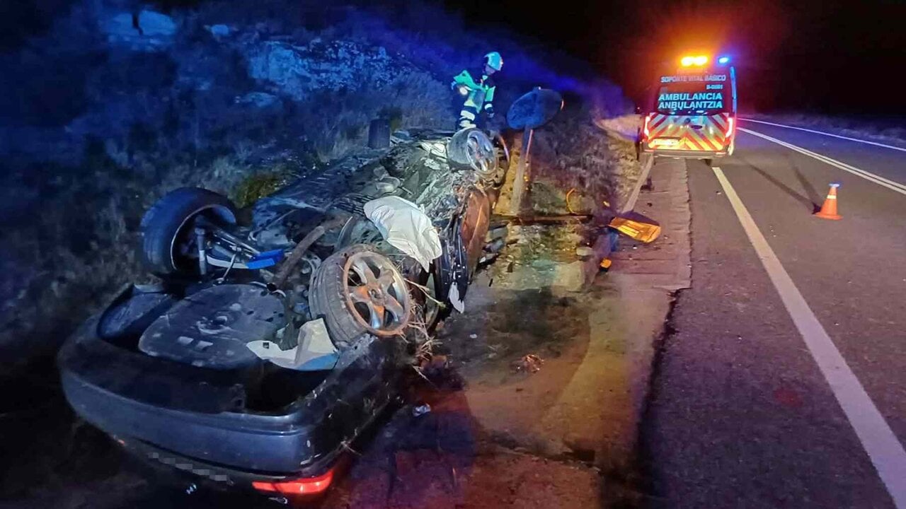 Herido muy grave un joven de 21 años tras chocar contra un muro de piedra y volcar con su coche en Ujué