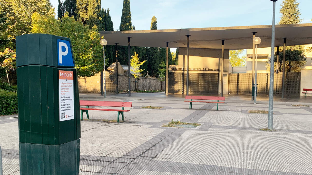 El problema de aparcar en el cementerio de Pamplona por Todos los Santos: precios y horarios que debes conocer