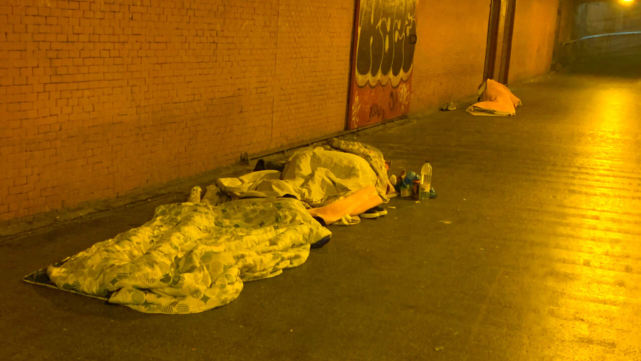 La otra Pamplona de Asiron, personas que duermen en la plaza de los Fueros: 