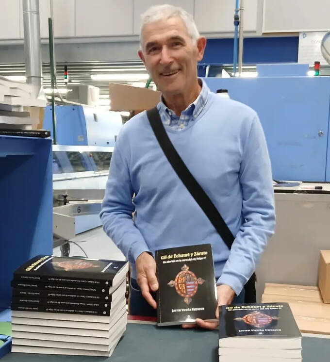 Javier Vicuña sujeta su nuevo libro. Instagram Laminarra