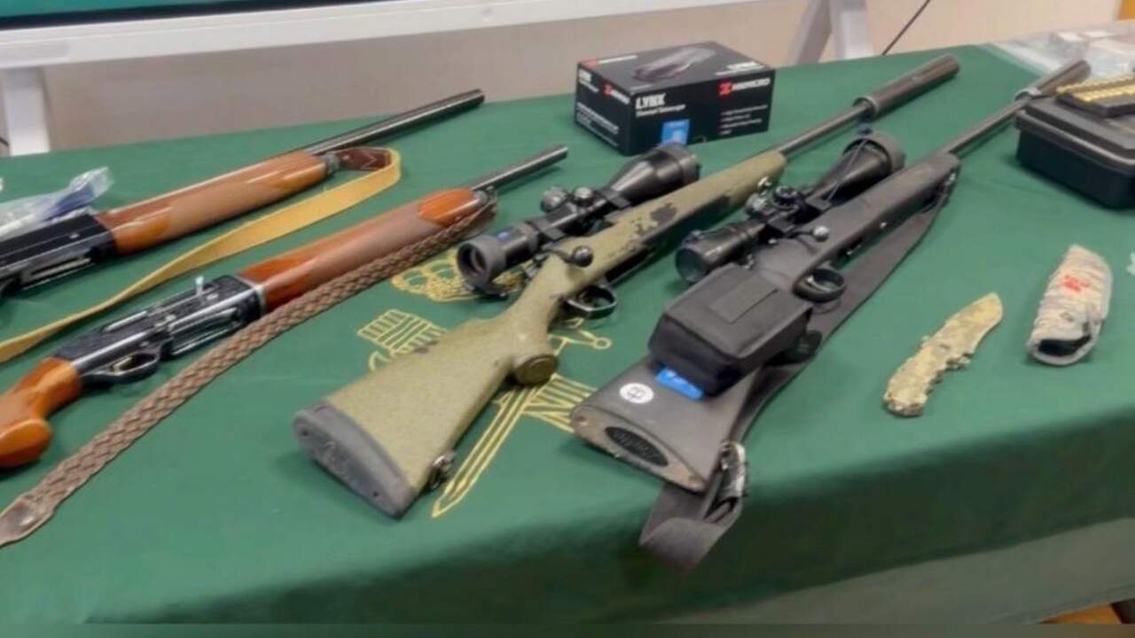 Investigan a un hombre de 63 años por caza furtiva en Navarra tras hallar armas, silenciadores y un visor térmico