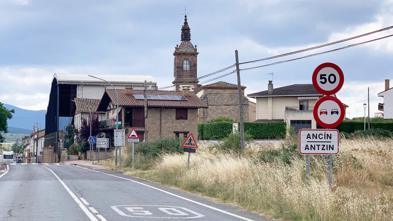 Las familias del colegio de Navarra que Chivite visitó en febrero acampan de noche y denuncian abandono de Gimeno