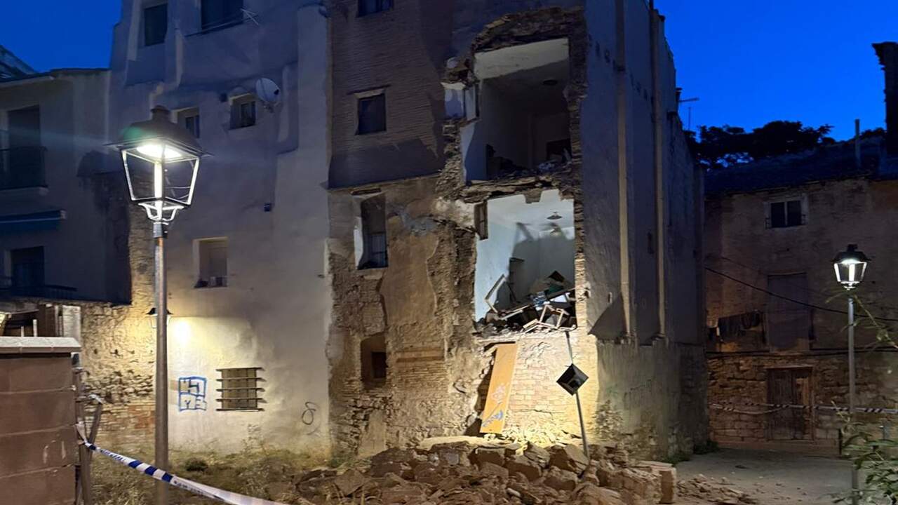 Se derrumba parte de la fachada de un edificio en Tudela y descubren a tres okupas en su interior