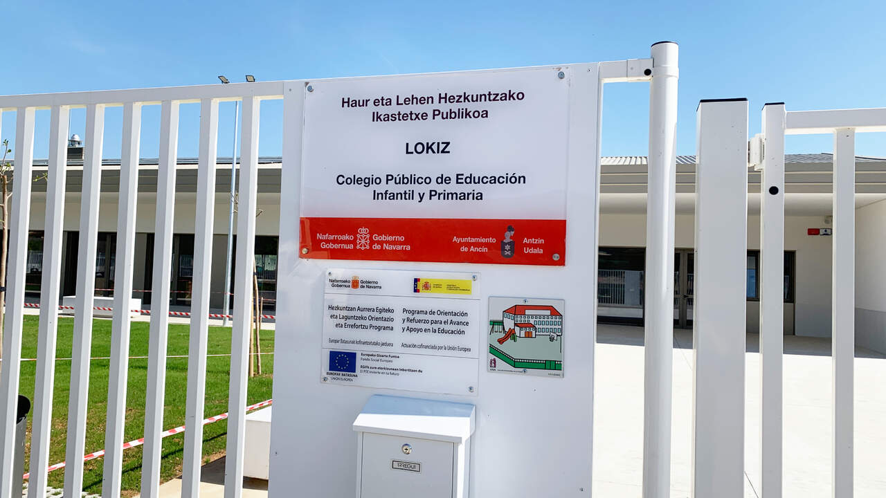 Cartel de entrada al colegio público Lokiz en Ancín. Navarra.com