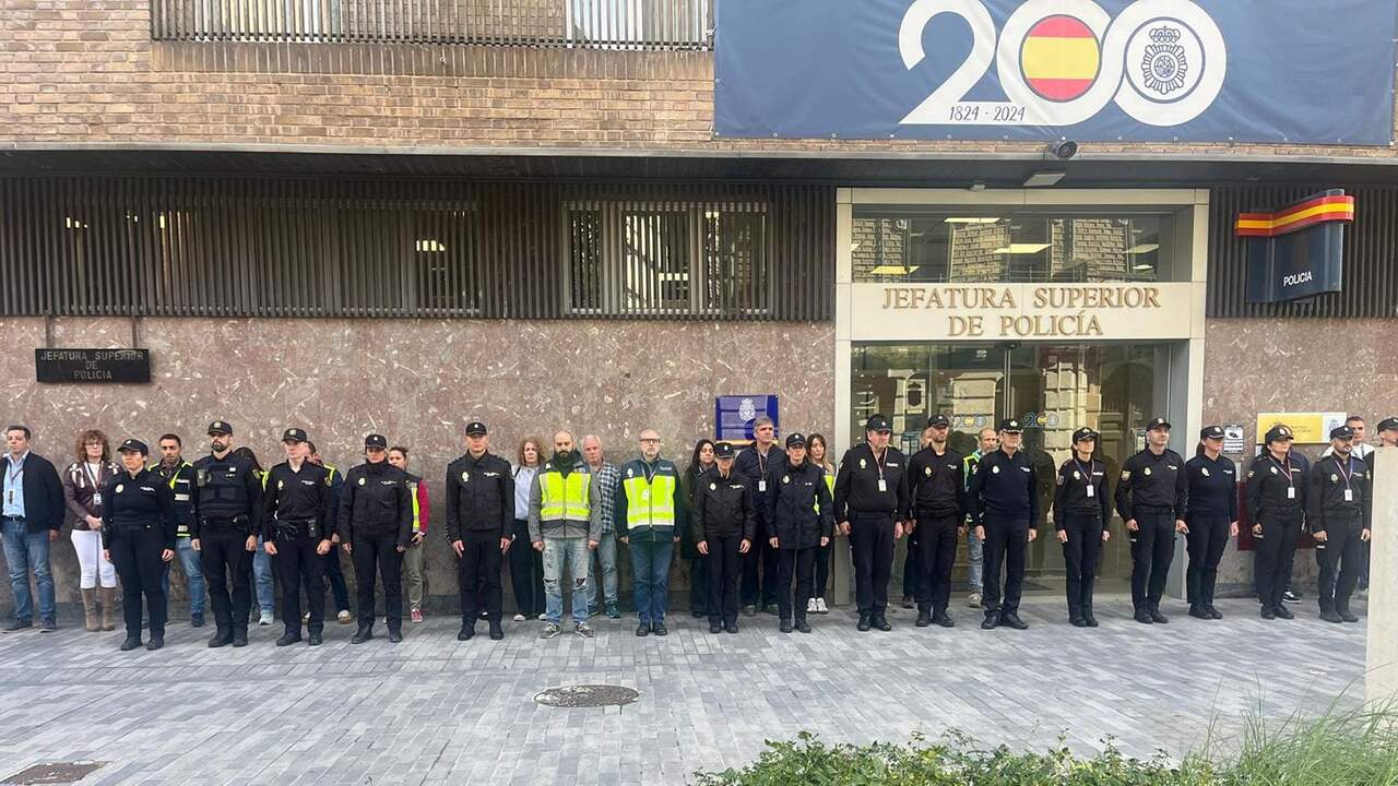 La Policía Nacional guarda un minuto de silencio en Navarra por las víctimas del trágico accidente ferroviario de Toledo