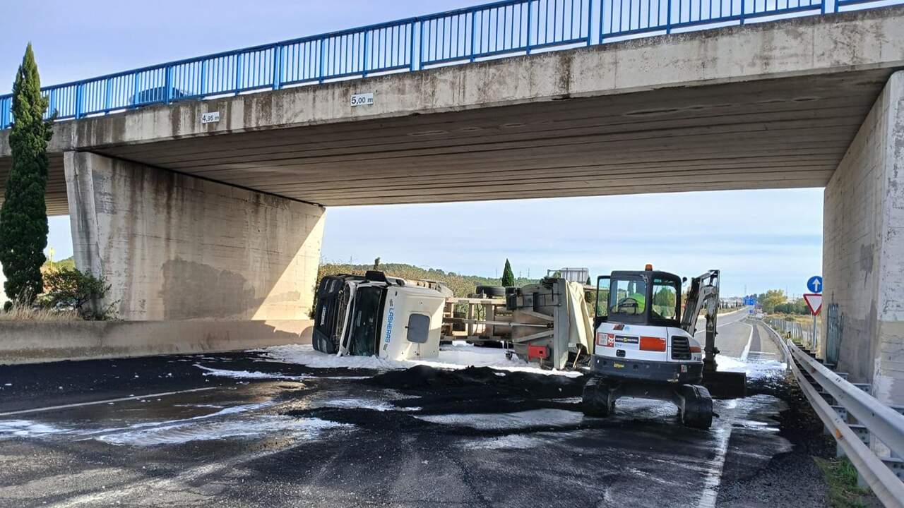 El accidente de un camión provoca el corte total de una autovía en Navarra y deja un herido leve