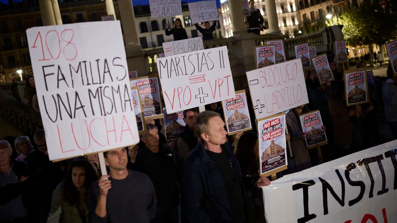 Las 108 familias de las VPO de Maristas se plantan ante Chivite y Asiron: 