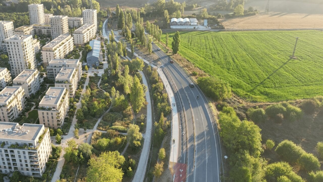 El nuevo barrio de 11.500 viviendas de Pamplona da otro paso: preparan derribos en cuatro parcelas