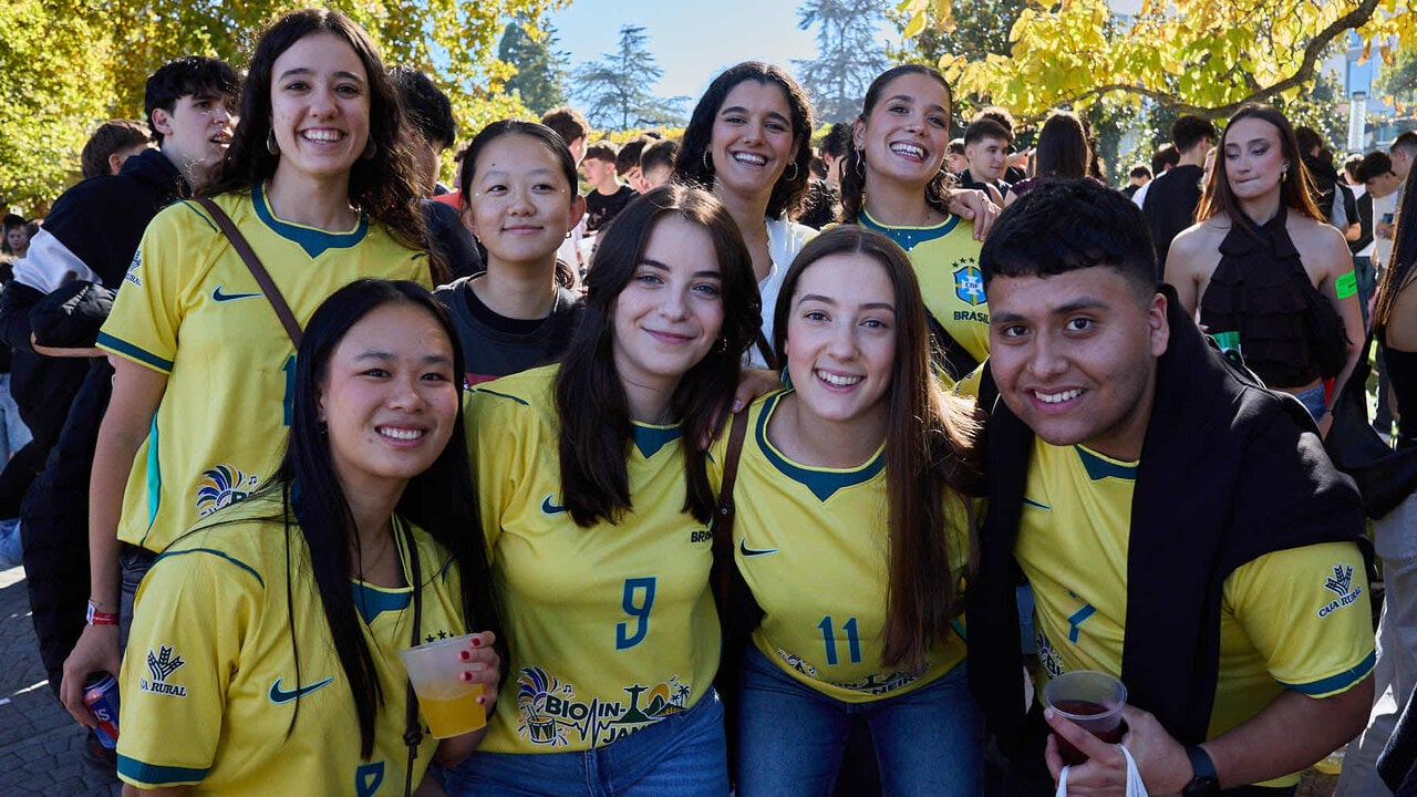 Botell&oacute;n y fiesta previa a la Carpa Universitaria de Oto&ntilde;o 2026 de los estudiantes de la Universidad P&uacute;blica de Navarra en el parque de la Medialuna de Pamplona. I&Ntilde;IGO ALZUGARAY