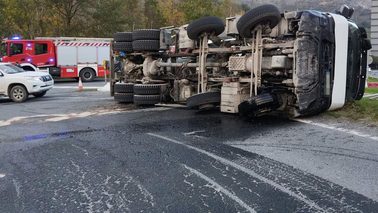 Una hormigonera vuelca en la carretera más peligrosa de Navarra: el conductor está herido